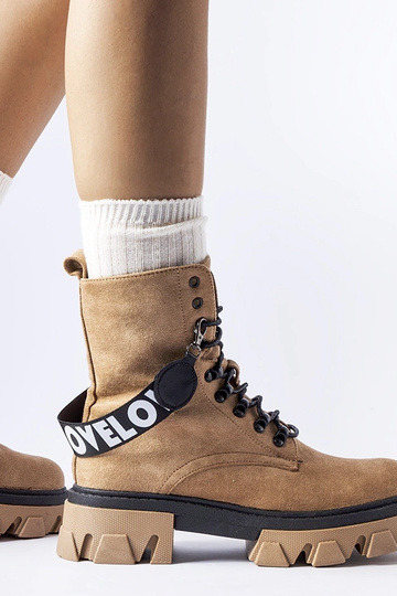 Botines color arena con...