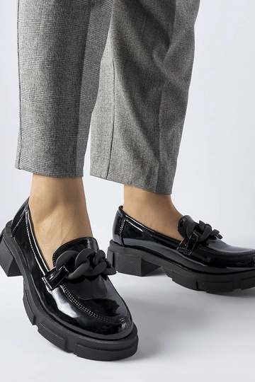 mocasines negros lacados...