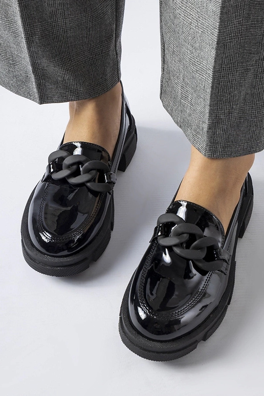 mocasines negros lacados con cadena...