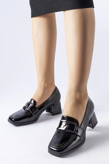 zapatos de tacón negros...