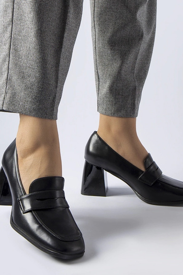 Zapatos de salón de charol negro Beroide