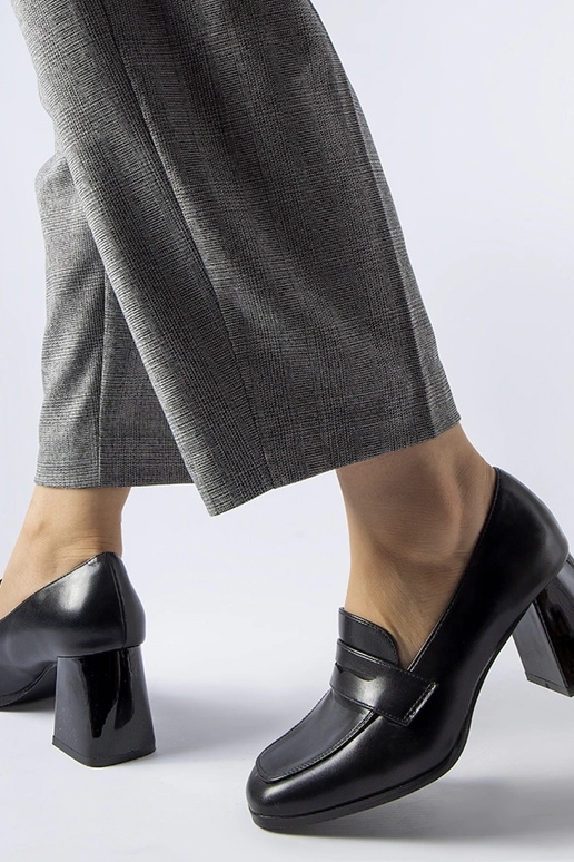 Zapatos de salón de charol negro Beroide Zapatos de salón de charol negro Beroide