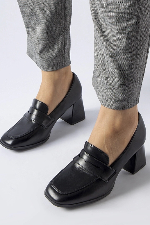 Zapatos de salón de charol negro Beroide Zapatos de salón de charol negro Beroide