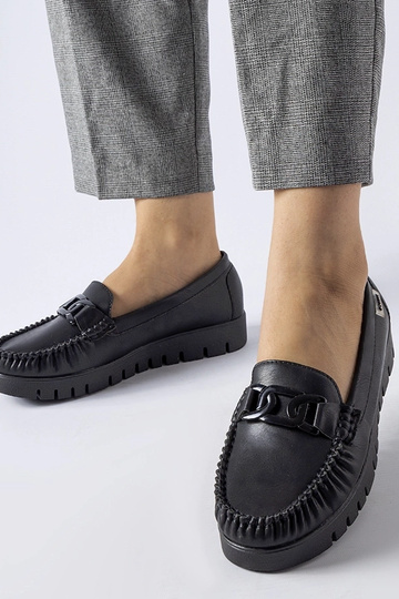 Mocasines negros con hebilla y tacón de cuña de Lionella