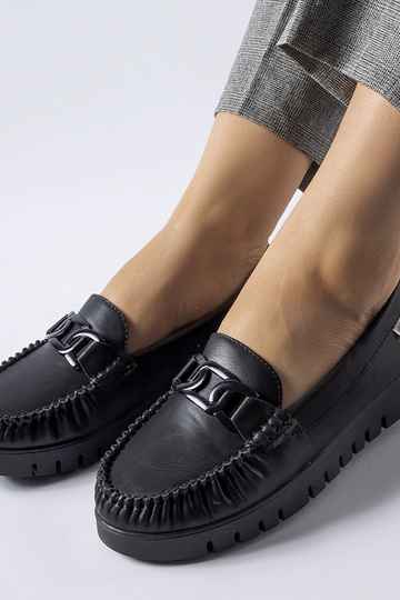 Mocasines negros con hebilla y tacón de cuña de Lionella 2