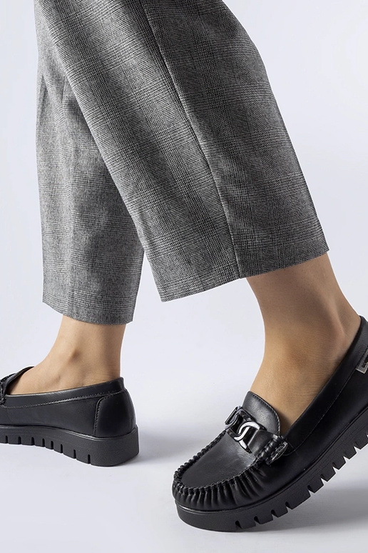 Mocasines negros con hebilla y tacón...