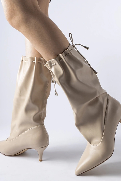 Botas beige con tacón bajo Deserres