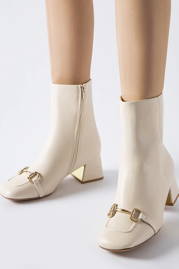 Botines beige con tacón...