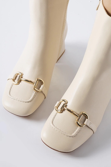 Botines beige con tacón... 2