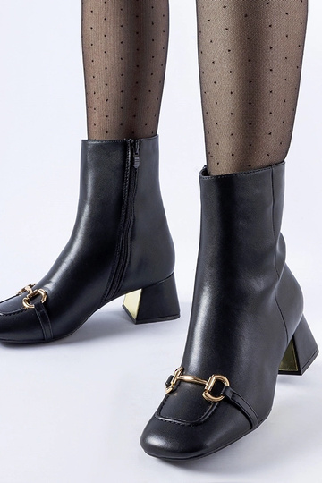 Botines negros con hebilla...