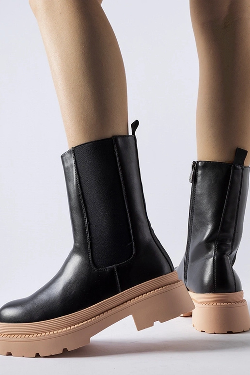 Botines negros con suela rosa claro...