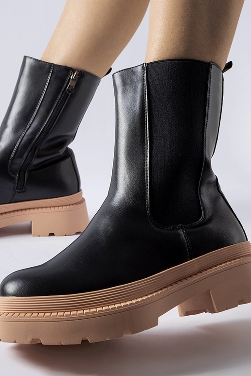 Botines negros con suela rosa claro...