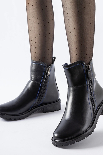 Botines negros con hilo decorativo azul Nereo