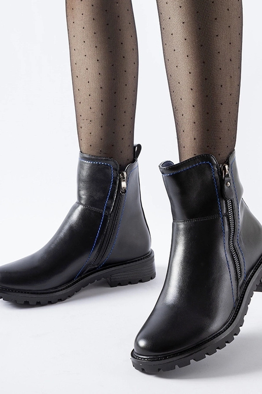 Botines negros con hilo decorativo...