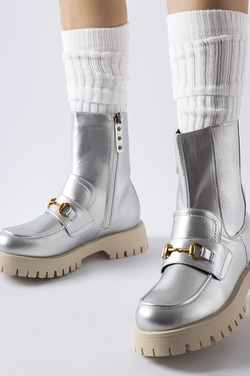 Botines plateados forrados...