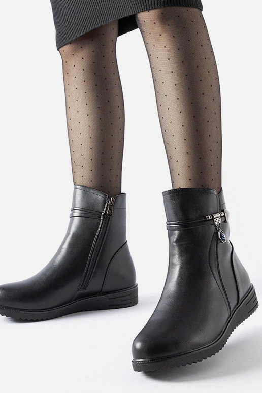 Botines negros forrados con colgante...