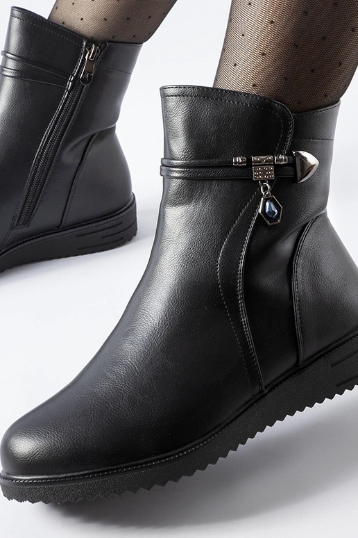 Botines negros forrados con colgante...