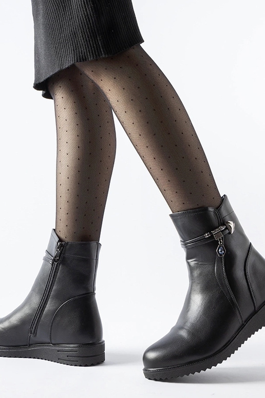 Botines negros forrados con colgante...