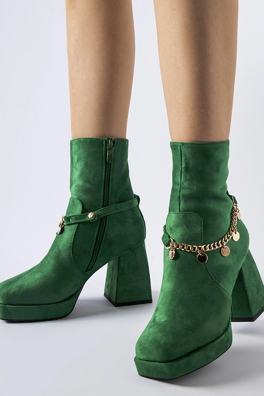 Botines aislantes verdes con colgante...