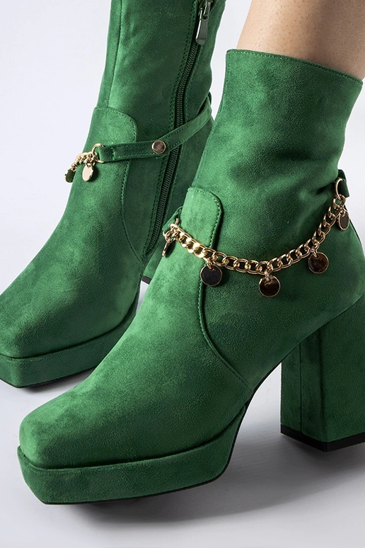 Botines aislantes verdes con colgante...