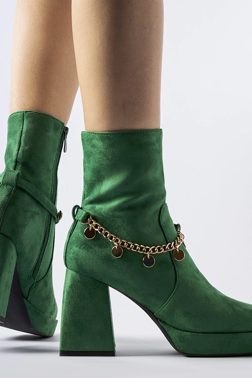 Botines aislantes verdes con colgante...