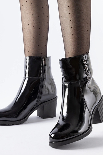 Botines negros de charol...