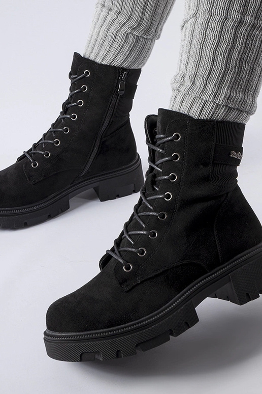 Botas aisladas negras de ante...