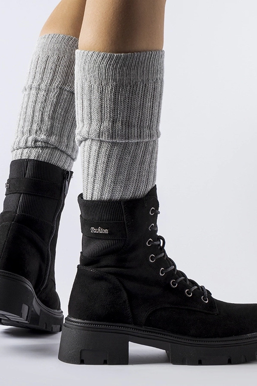 Botas aisladas negras de ante...