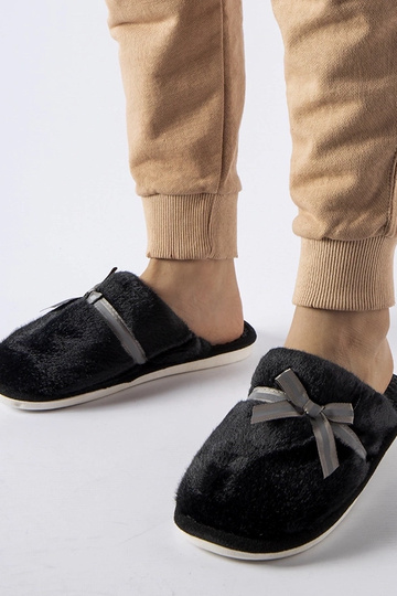 Pantuflas negras cálidas con lazo Antonina