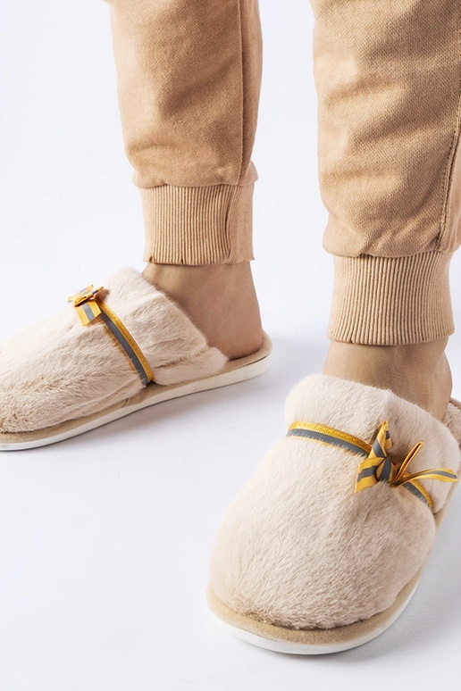 Pantuflas beige cálidas con lazo...