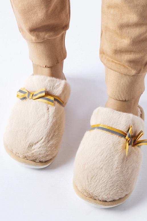 Pantuflas beige cálidas con lazo...