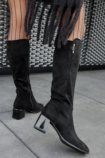 Botas negras de piel...