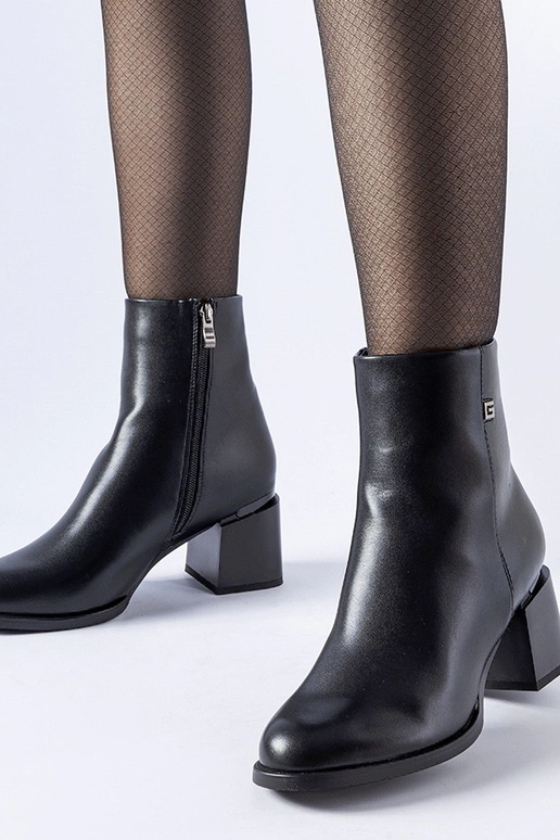 Botines negros con tacón de bloque y...