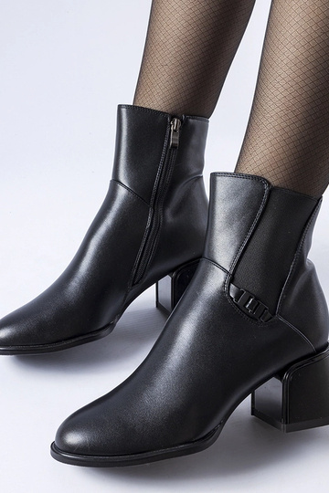 Botines negros aislantes con tacón Collobiano 2