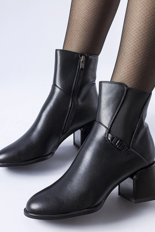 Botines negros aislantes con tacón...