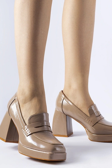 Zapatos de salón de charol beige con tacón de bloque West
