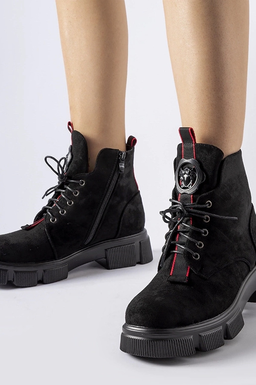 Botines negros decorados con ribete...