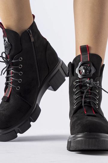 Botines negros decorados... 2