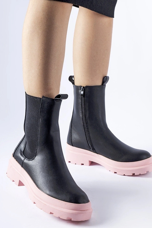 Botines negros con suela rosa de...