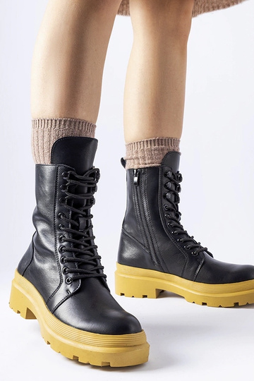 Botas negras con suela...