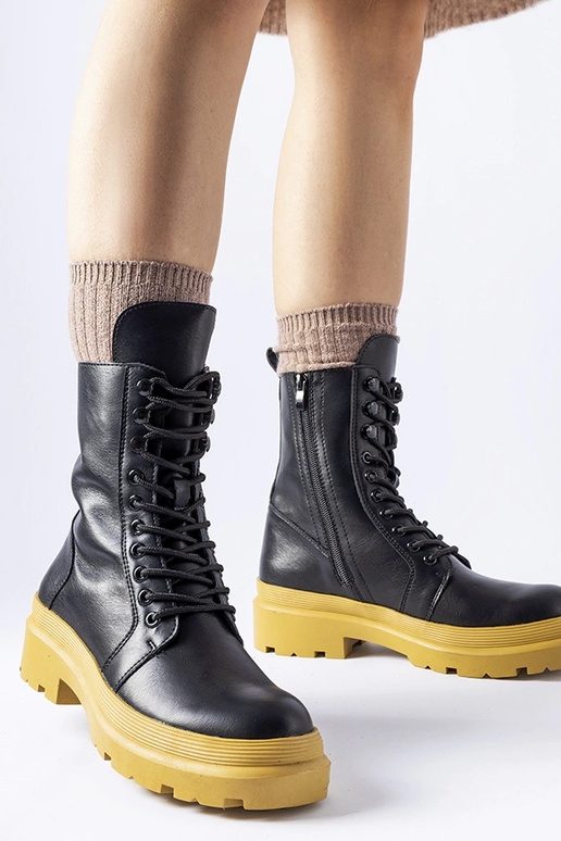 Botas negras con suela amarilla Quennie