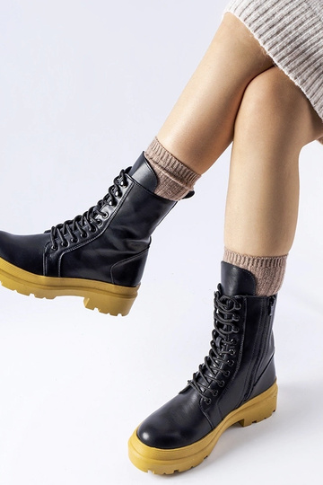 Botas negras con suela... 2