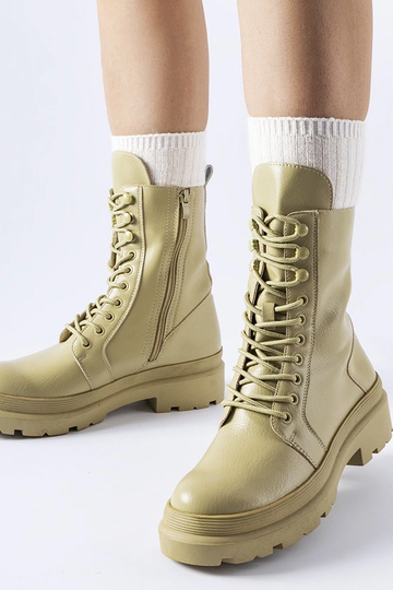 Botas planas verdes con protector Zacharie