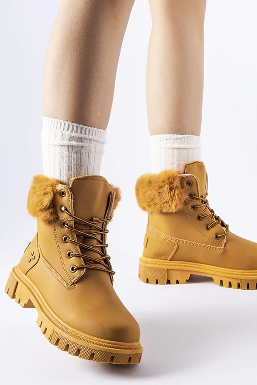 Botas marrones con piel decorativa...