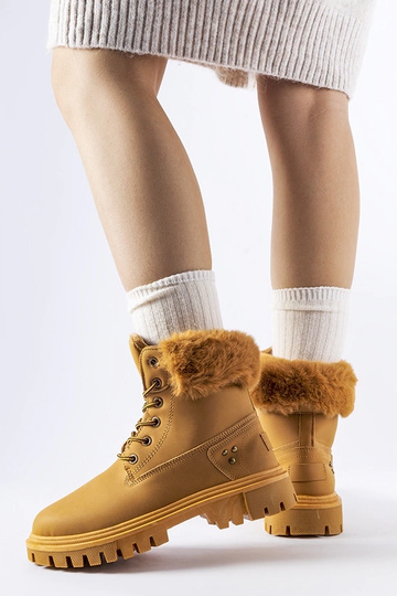 Botas marrones con piel... 2