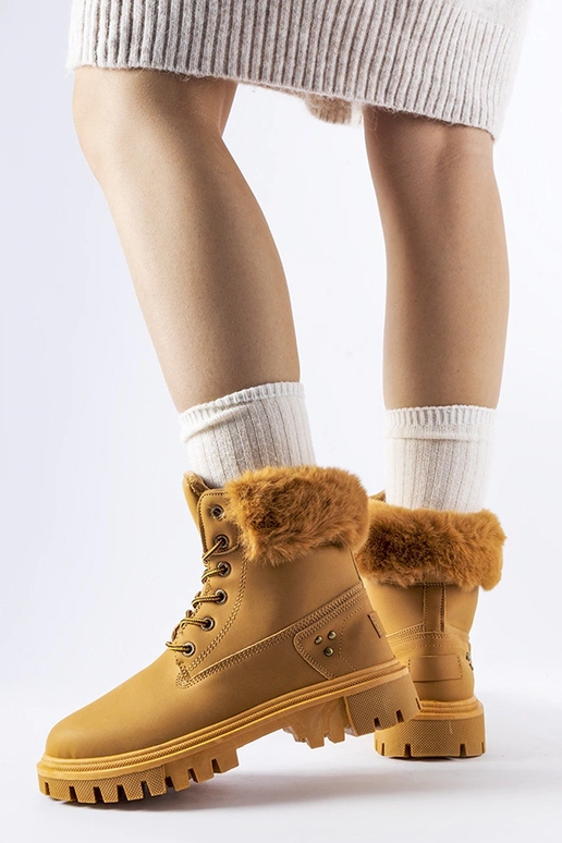 Botas marrones con piel decorativa...