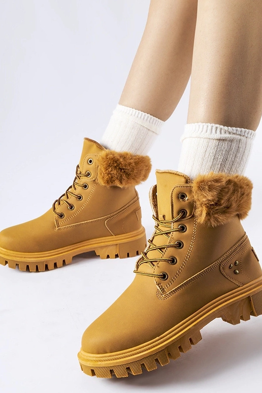 Botas marrones con piel decorativa...