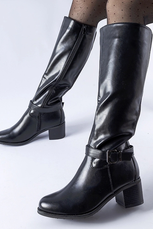 Botas negras con hebilla decorativa...