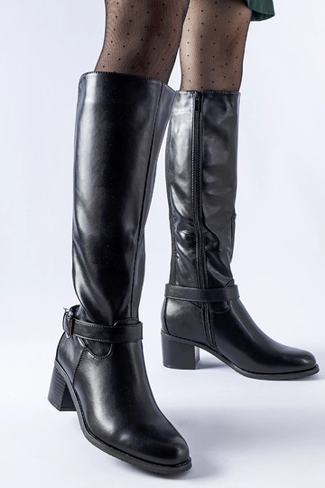 Botas negras con hebilla... 2