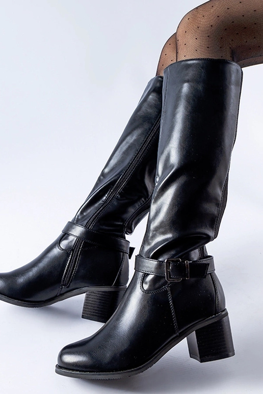 Botas negras con hebilla decorativa...